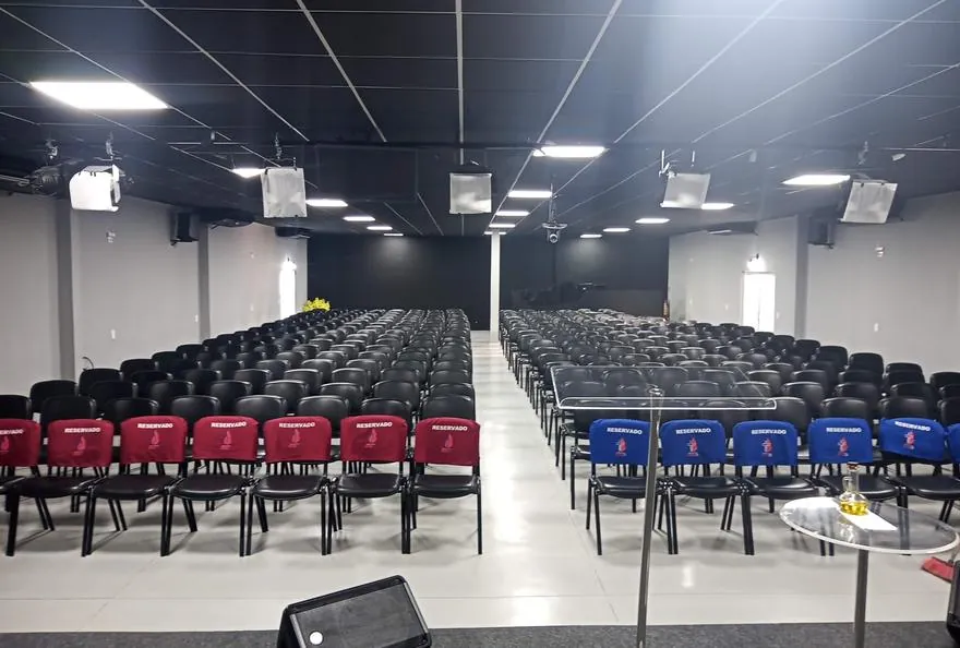 Auditório entregue com forro acústico, iluminação e cadeiras instaladas