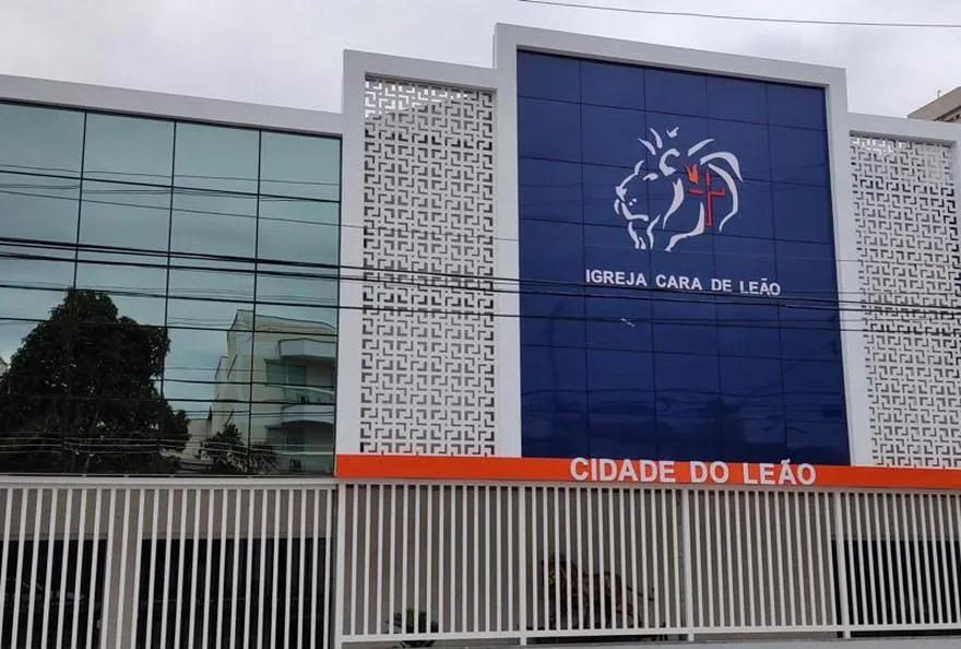Fachada em vidro, ACM e cobogó da unidade Cidade do Leão, da Igreja Cara de Leão
