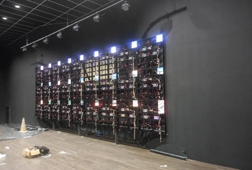 Estrutura de painel de LED em instalação no palco, executada pela MCL Construtora